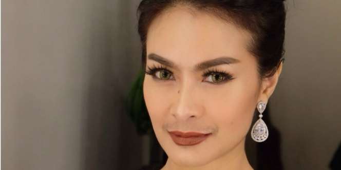 Intip Isi Rumah Mewah Iis Dahlia, Ada Area Salon Pribadi