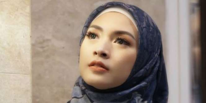 Cantik Ala Barbie, Donita Malah Merasa Pakai Baju Mirip Jok Mobil