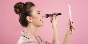 5 Tips untuk Menutupi Wajah Kemerahan dengan Make Up