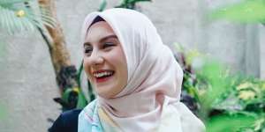 Cantik Memesona, Intip Gaya Hijab Maternity Irish Bella