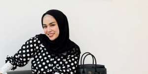 Modis dan Berkelas, Gaya Hijab Medina Zein Usai Melahirkan