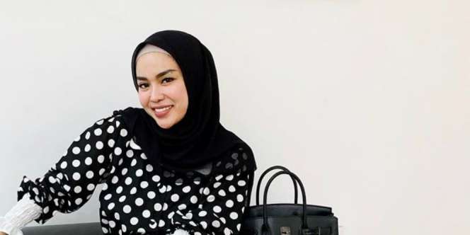 Modis dan Berkelas, Gaya Hijab Medina Zein Usai Melahirkan