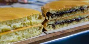 4 Cara Membuat Martabak Manis Berbagai Rasa dan Topping