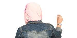 Tolak Cinta Sejumlah Pria, Guru Cantik Ini Jadi Korban Guna-Guna