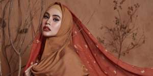 Hamil Besar, Cantiknya Kartika Putri dengan Riasan Bold
