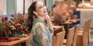 Bak Putri Keraton, Luna Maya Cantik dengan Kebaya Transparan