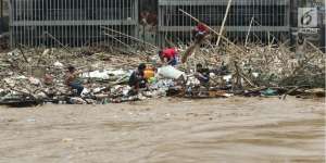 322 Meter Kubik Sampah dari Pintu Air Manggarai Diangkat