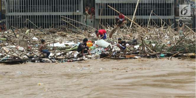 322 Meter Kubik Sampah dari Pintu Air Manggarai Diangkat