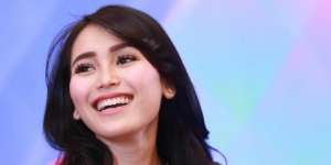 Gaya Stunning Ayu Ting Ting Pakai Topi Rinaldy Yunardi