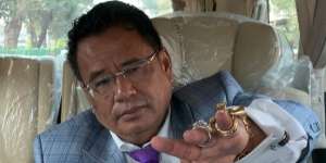 Hotman Paris Sindir Bupati Banjarnegara: Gaji Rp5 Juta Kok Jamnya Rolex?