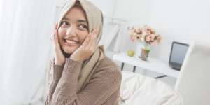 Cara Menghilangkan Ketombe di Balik Hijab, Sudah Benarkah Perawatan Rambutmu?