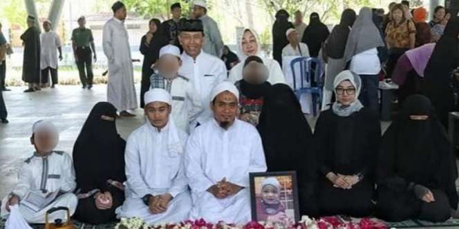 Usai Insiden Penusukan, Netizen Bagikan Foto Keluarga Wiranto