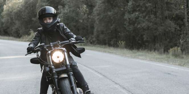 Bahaya Mengerikan Naik Motor Pakai Sandal, Masih Mau Nekat?