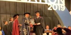 Pose Kocak Kaesang Pangarep Rusak Momen Wisuda Bareng Pacar