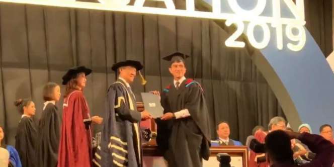 Pose Kocak Kaesang Pangarep Rusak Momen Wisuda Bareng Pacar