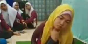 Gunakan Kaki, Hijaber Ini Buat Tutorial Hijab untuk Disabilitas