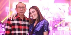 Ayu Dewi Terharu, Sang Ayah Beri Kejutan Ultah ke Suami
