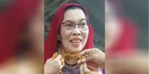 Emak-Emak Pakai Perhiasan Emas 3 Kg, Saingan Hotman Paris!