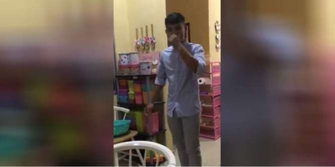 Kocak! Anak Mama Mau `Ngapel`, Izin Ibu Dulu Buat Pilih Baju