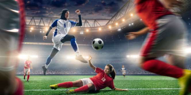 Hijab Tersibak, Pesepakbola Wanita Dikerumuni Lawan