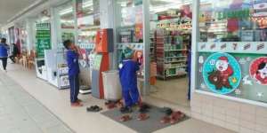 Tingkah Gemas Murid-Murid SD, Lepas Sepatu Saat Masuk Minimarket