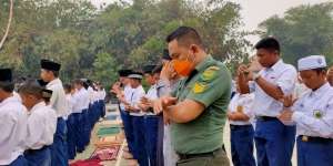Terkepung Kabut Asap, Santri dan TNI Sholat Istisqa