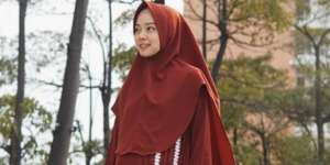 Berhijab Syar'i, Lindswell Kwok Pamer Baby Bump