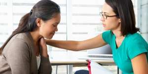 6 Cara Mengatasi Depresi, Tips Memberi Dukungan Teman yang Depresi