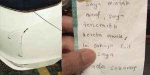 Bumper Mobil Baret, Pemilik Batal Marah Saat Baca Surat di Wiper Mobil