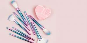 Cara Mengeringkan Kuas Makeup dan Bulunya Tetap Bervolume