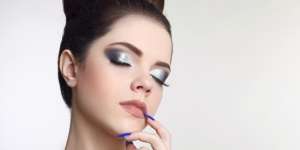 Tutorial Simpel Eyeshadow Silver untuk Liburan Tahun Baru