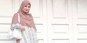 Modisnya Shireen Sungkar dengan Gaya 'Ibu-Ibu' Kekinian