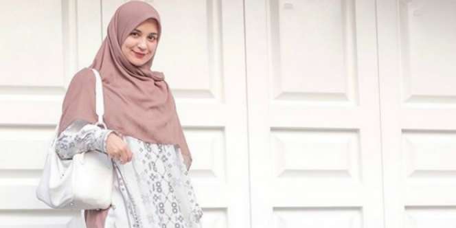 Modisnya Shireen Sungkar dengan Gaya 'Ibu-Ibu' Kekinian