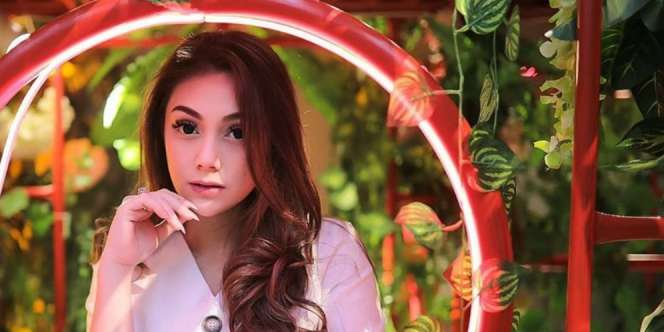 Pssttt.. Celine Evangelista Perlihatkan Wajah Bayinya, Parasnya Bule? 