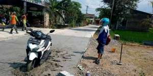 Siswi Ngeyel Terobos Jalan Lagi Dicor, Motor Nyangkut Dibiarkan Jadi Monumen