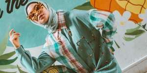 Jajan Jus di Pinggir Jalan, Gaya Tantri Namirah Jadi Sorotan