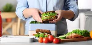 4 Tips Siapkan Bekal Makan Siang ke Kantor, Praktis dan Sehat