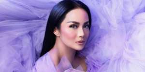 Cara Krisdayanti Ciptakan Riasan Lipstik Ombre 3 Warna