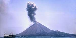 Penampakan Erupsi Anak Krakatau, Radius Bahaya 2 Km