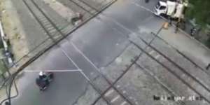 Emak-emak Nekat! Tabrak Palang Pintu Rel Kereta