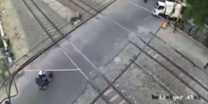 Emak-emak Nekat! Tabrak Palang Pintu Rel Kereta