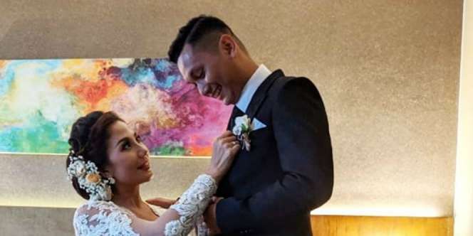 Emma Waroka Menikah, Usia Suami Terpaut 18 Tahun