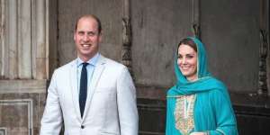 Foto-Foto Cantiknya Kate Middleton Berkerudung di Masjid Pakistan