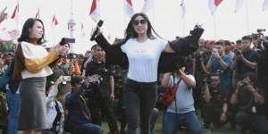 Aksi Seru Dewi Perssik Hibur TNI Polri di Gedung DPR