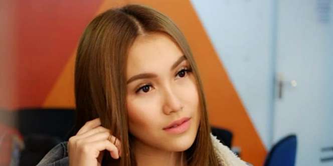 Unggah Menu Sarapan, Ibu Ayu Ting Ting Pamer Makanan atau Ponsel?