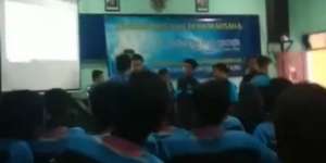 Minta Maaf, Motivator Cium Tangan Siswa yang Dipukul