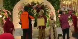 Totalitas Kerja, Kurir Antar Paket ke Pengantin Saat Duduk di Pelaminan
