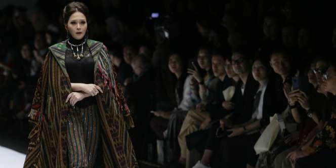 Kayak ABG, Gaya Nyentrik Maia Estianty Nongkrong di Stasiun Jadi Sorotan