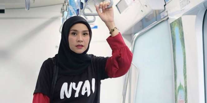 Trik Tampil Modis dengan Kaos ala Zaskia Mecca