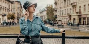 Perpaduan Elegan Hitam dan Denim, Coba Yuk!